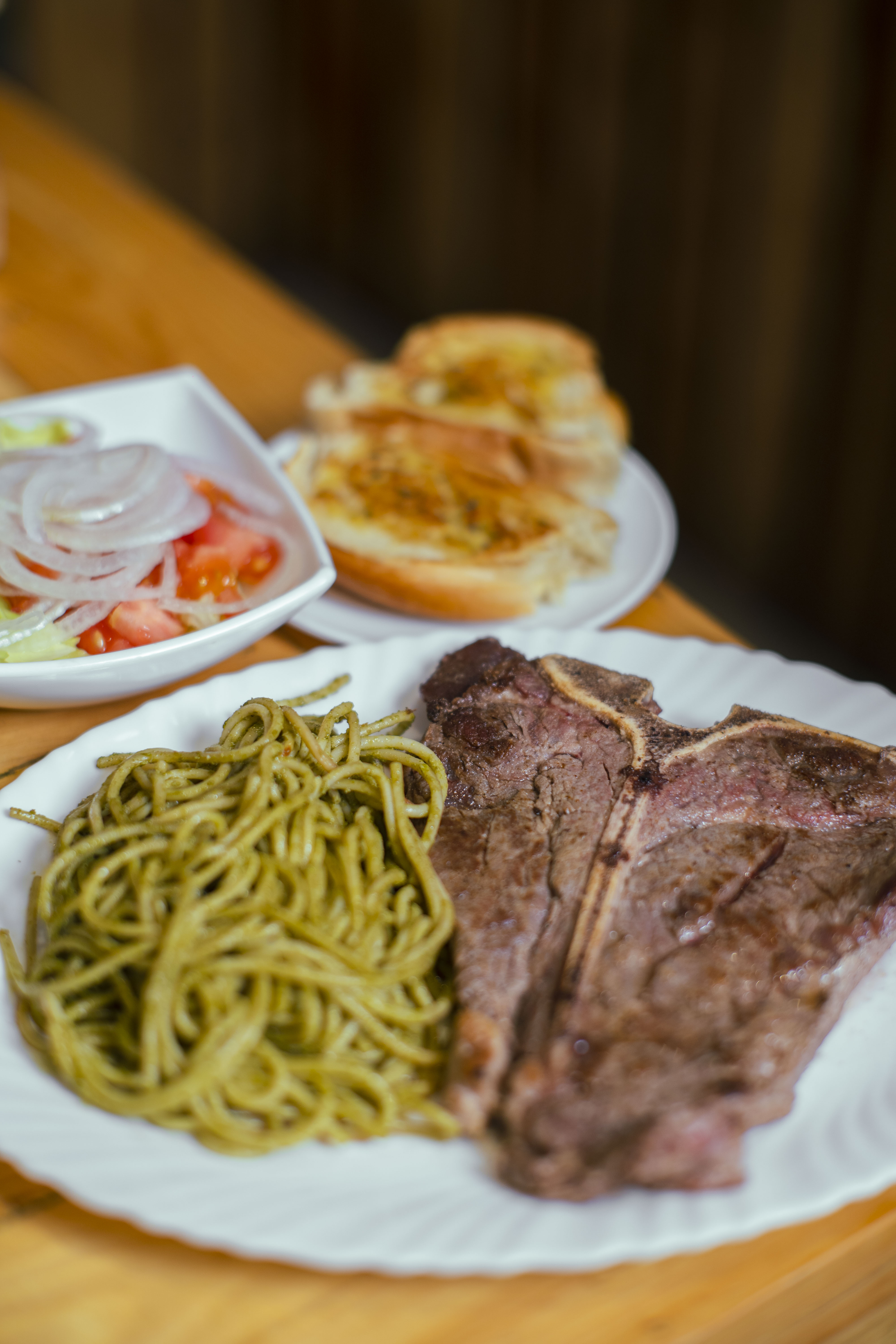 T-Bone con spaguetti al pesto