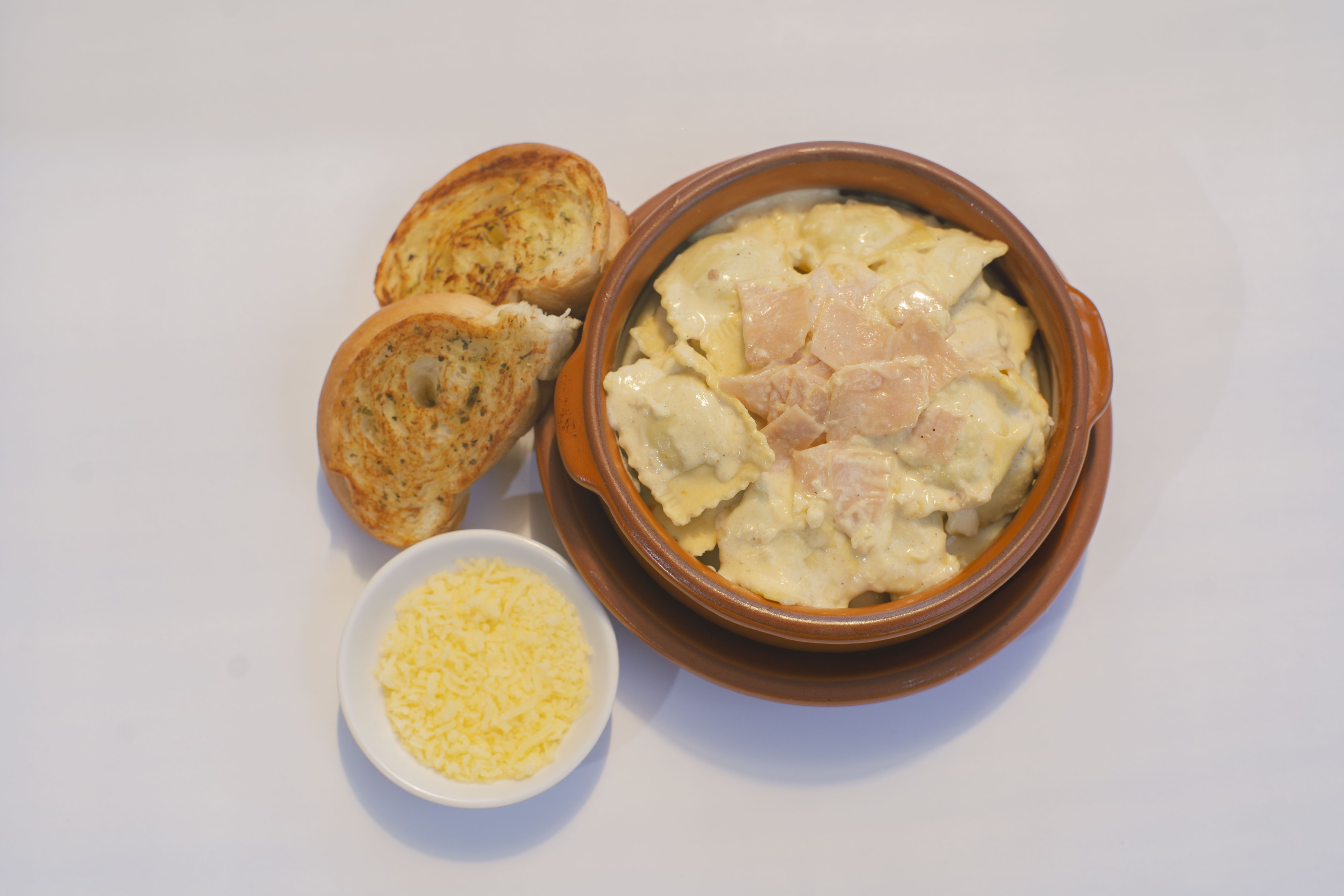 Ravioles Alfredo con Jamón